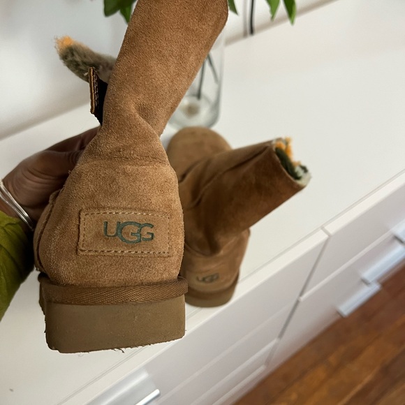 UGGS - Picture 3 of 4